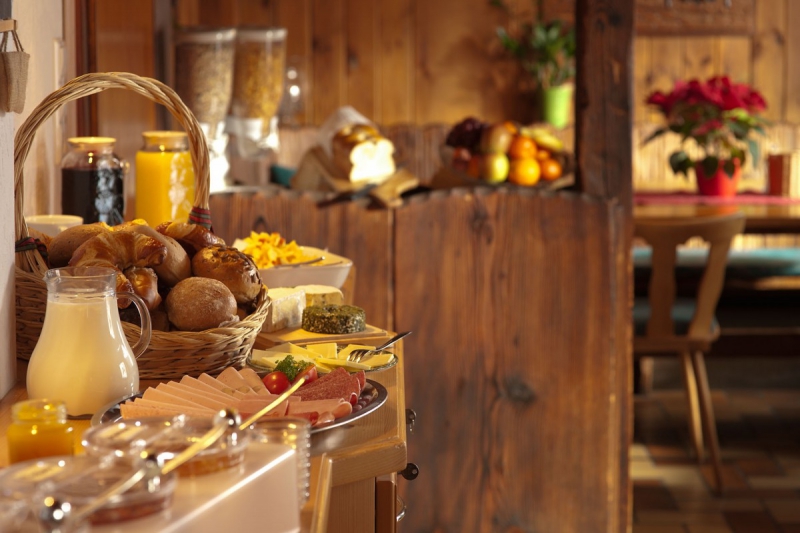 boulangerie-TOURRETTES SUR LOUP-min_breakfast_buffet_food_restaurant_meal_hotel_plate_fresh-718745